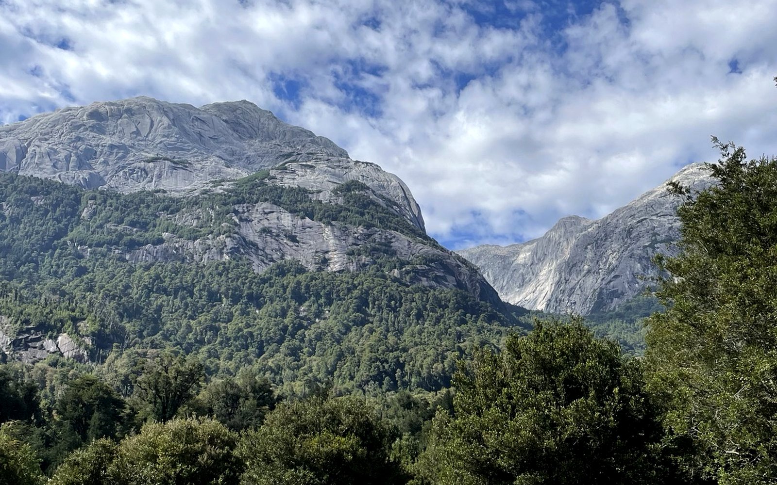 Sendero hacia el Valle Cochamó con las paredes de granito al fondo